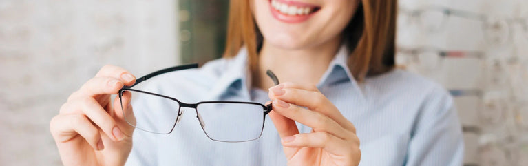 Mujer sonriente al ver sus gafas graduadas