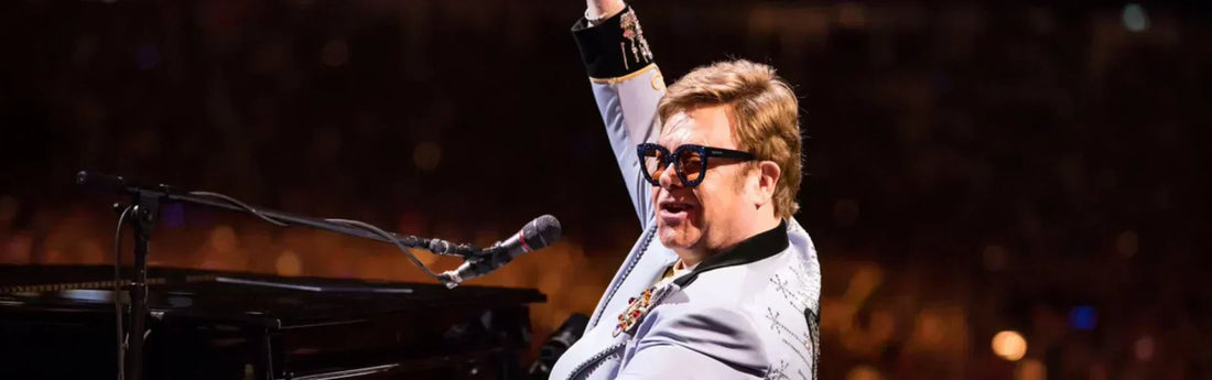 Elton John luciendo una de sus iconicas gafas en un concierto