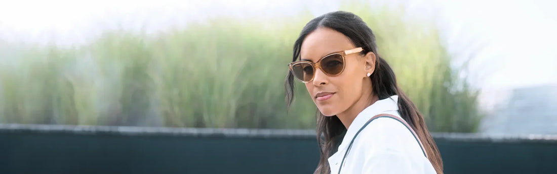 Mujer con gafas y lentes ZEISS