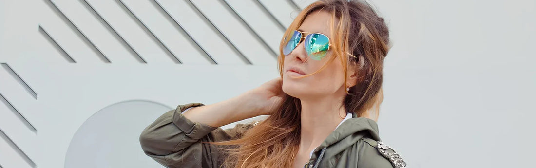 mujer con gafas de sol y prendas de lujo siencioso
