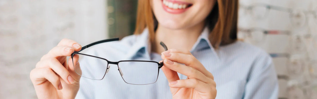 Mujer sonriente al ver sus gafas graduadas