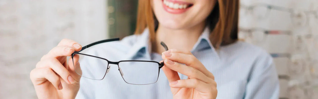 Mujer sonriente al ver sus gafas graduadas
