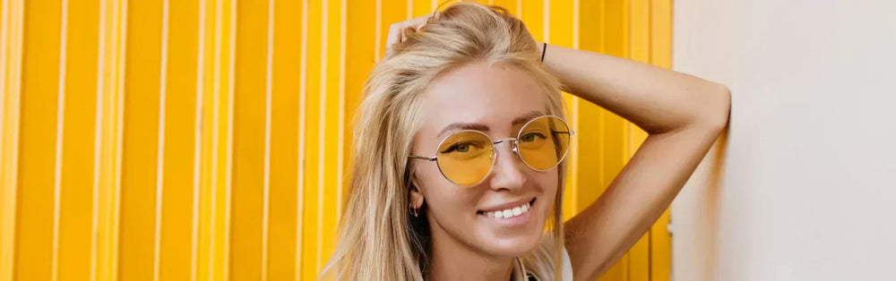 Chica con gafas de cristales amarillos