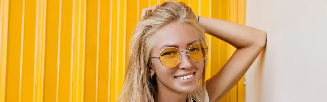 Chica con gafas de cristales amarillos