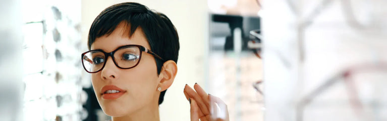 Chica con gafas de pasta y pelo corto en una óptica