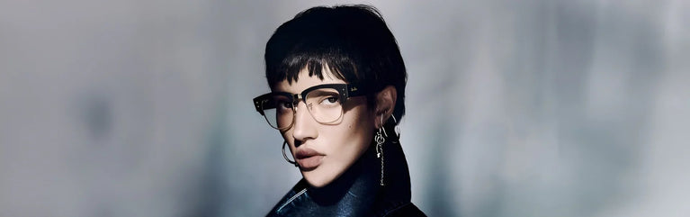 Mujer modelo con gafas y una chaqueta