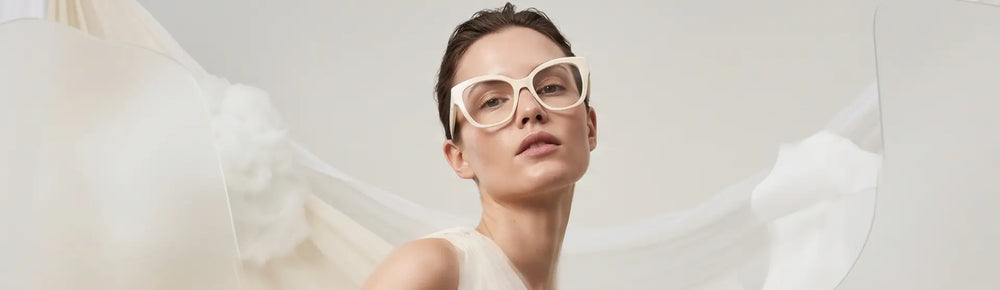 Cloud Dancer: Cómo llevar el tono Pantone 2026 en tus gafas y ser el centro de atención