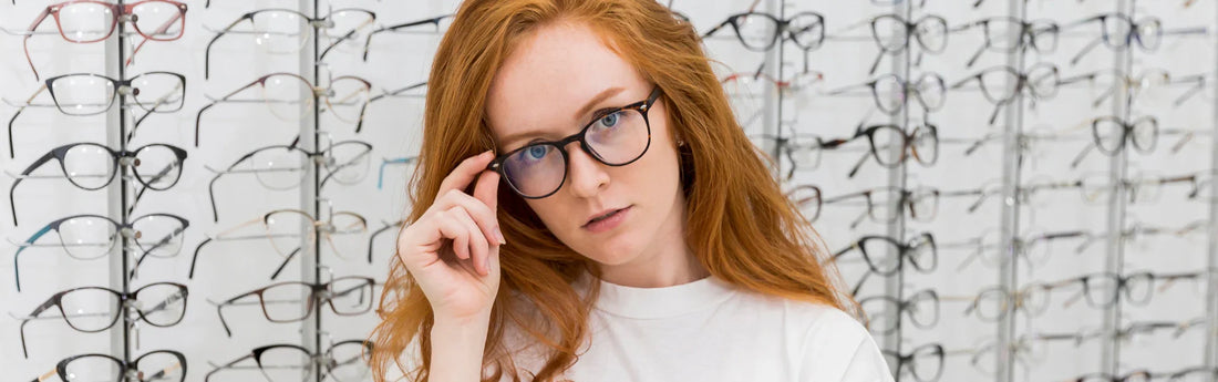 ¿Qué color de gafas elegir para ojos verdes? + 5 modelos trendy