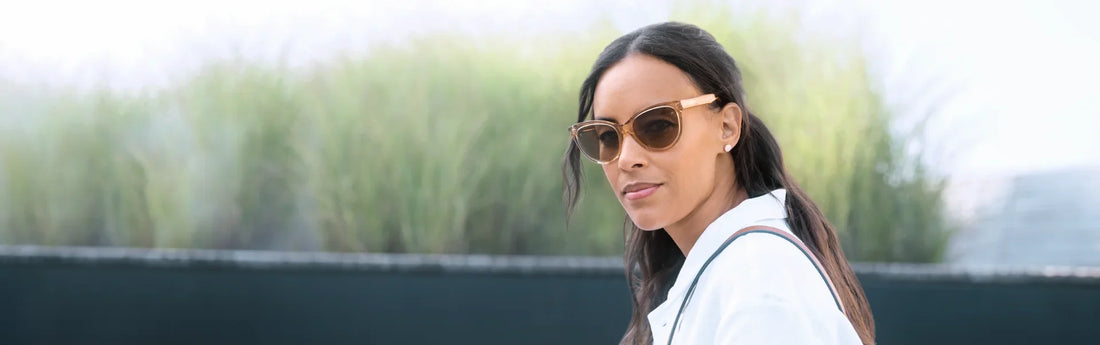 Mujer con gafas y lentes ZEISS