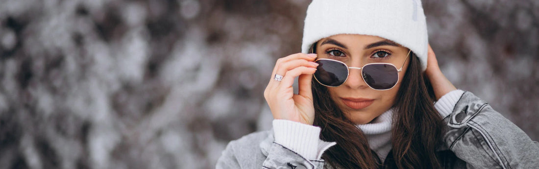 Mujer con gafas de sol y gorro de invierno