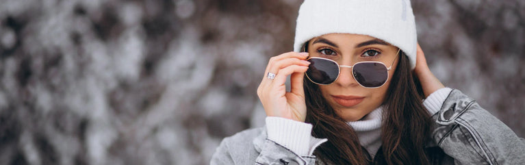 Mujer con gafas de sol y gorro de invierno
