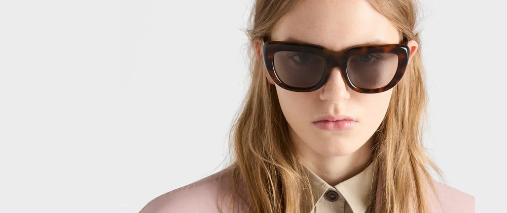 Colección de gafas Prada 2026 para mujer: Acetatos Gruesos y Geometría Agresiva