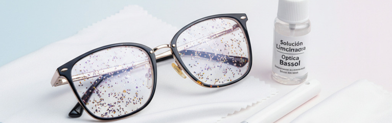 El Rescate Post-Fiesta: ¡Tus Gafas Contra la Purpurina y el Maquillaje!